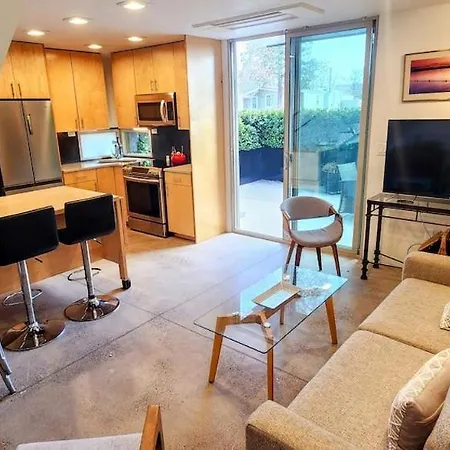 Elegant Townhome In Heart Of Down Town
